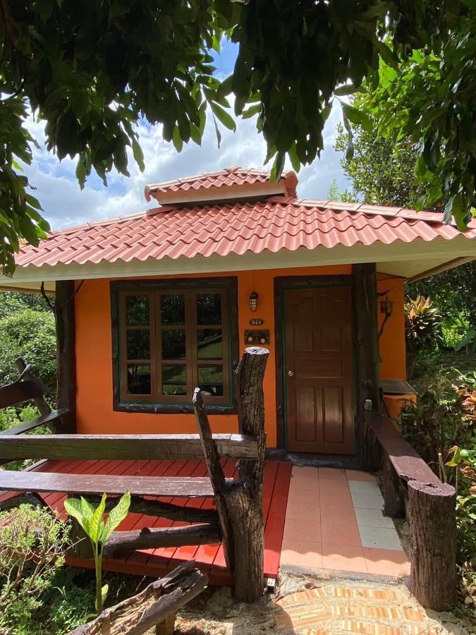 Baanphuthadol Hotel Mae Hong Son Exterior foto