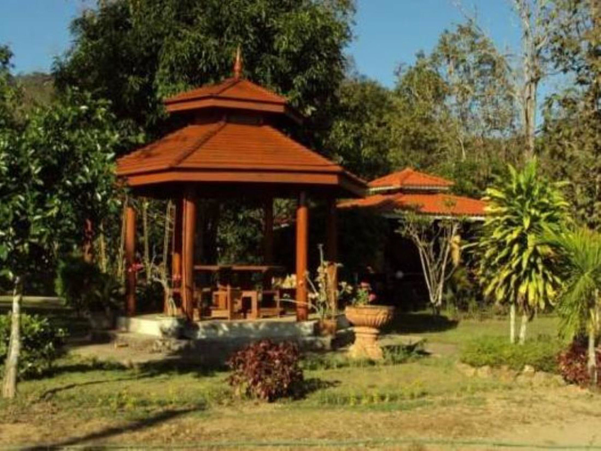 Baanphuthadol Hotel Mae Hong Son Exterior foto
