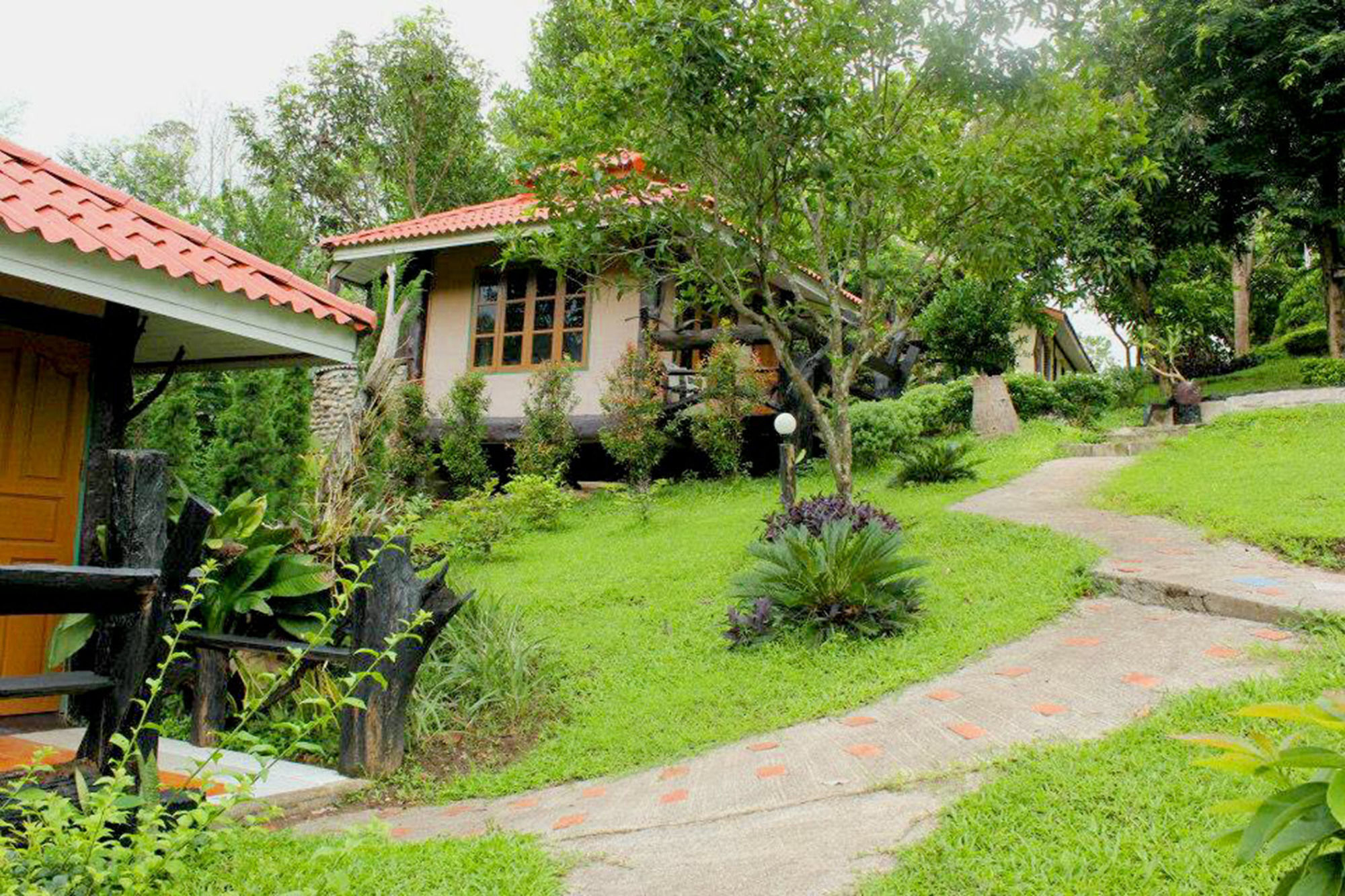 Baanphuthadol Hotel Mae Hong Son Exterior foto