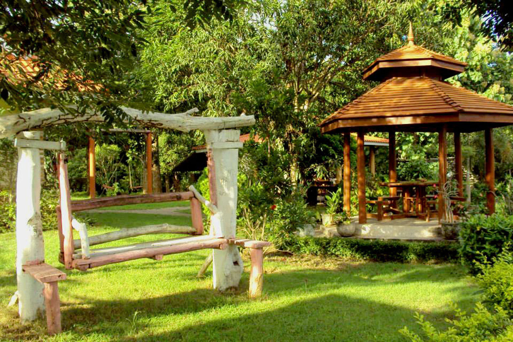 Baanphuthadol Hotel Mae Hong Son Exterior foto
